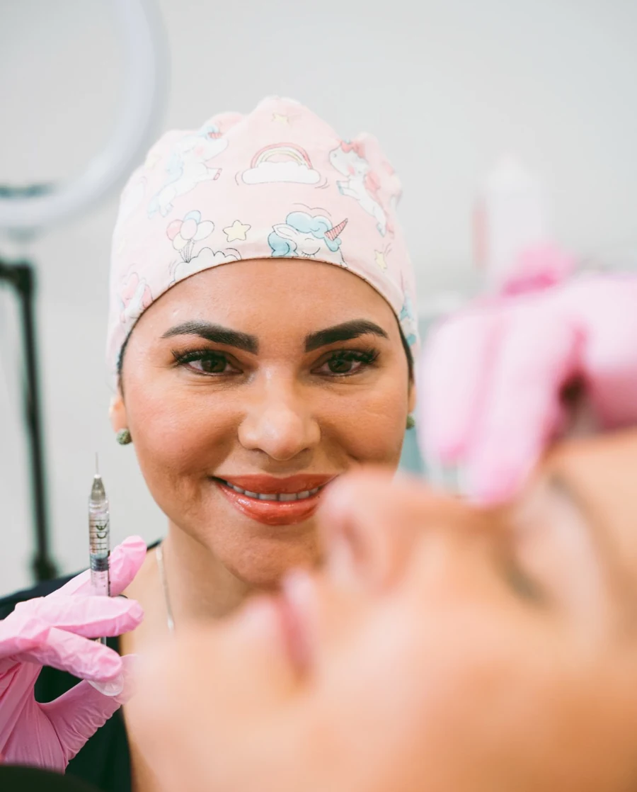 La Dra. Ana María Mancilla realizando un tratamiento en Lum Clinic
