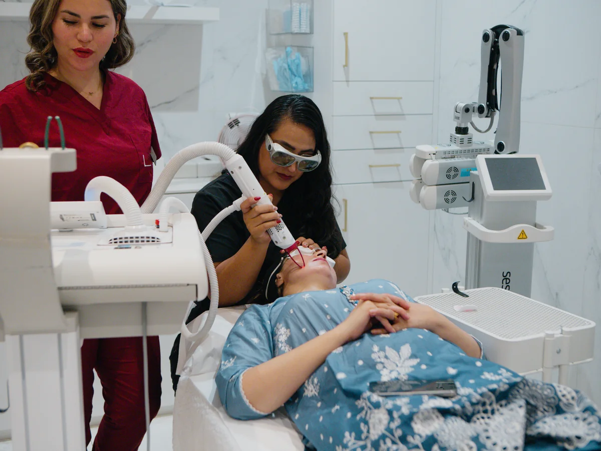 Flacidez facial: opciones para tensar la piel sin cirugía