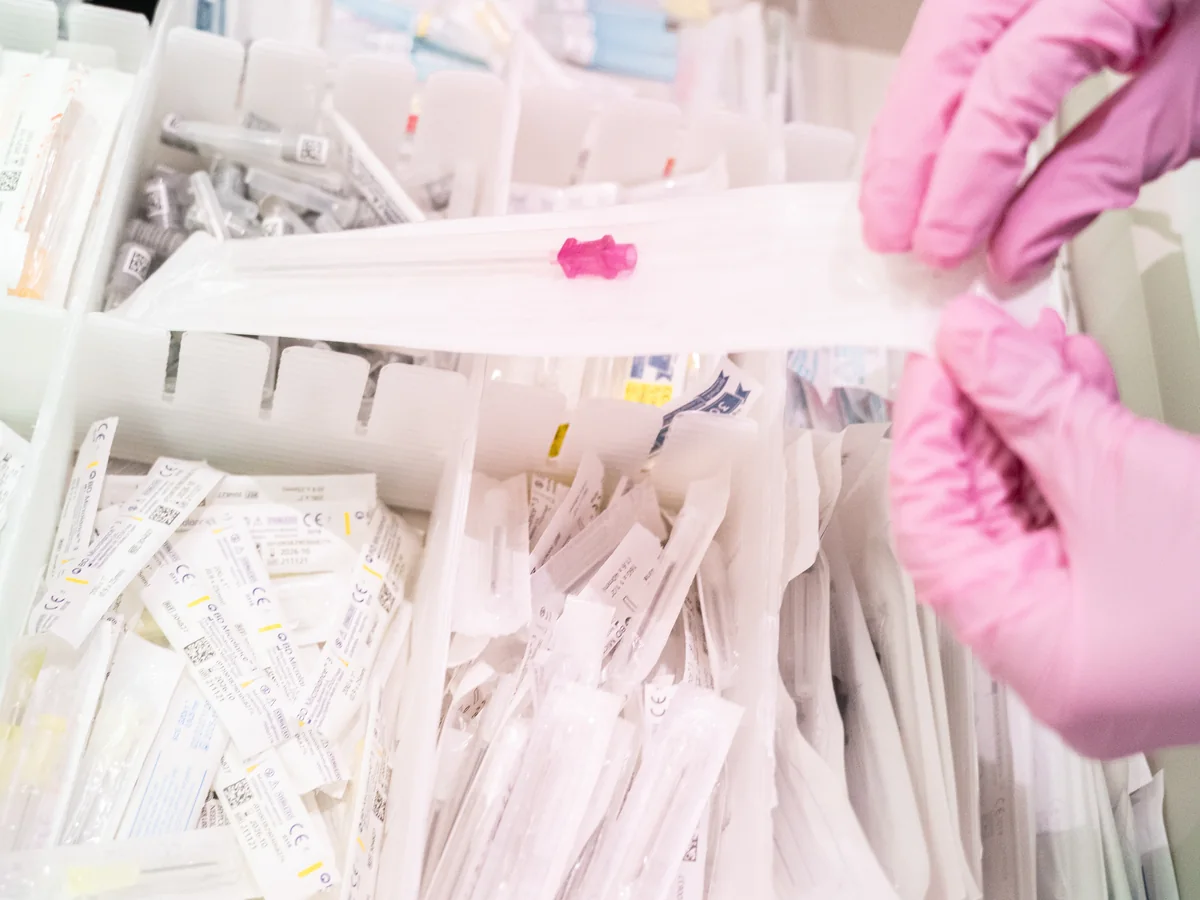 Material estéril y agujas finas preparadas para el tratamiento de hiperhidrosis en Lum Clinic, Sant Cugat del Vallès
