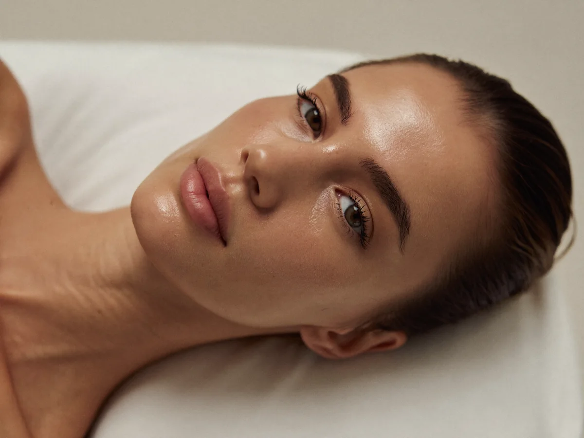 Primer plano de una piel luminosa e hidratada tras un tratamiento de mesoterapia facial con vitaminas en Lum Clinic, Sant Cugat del Vallès