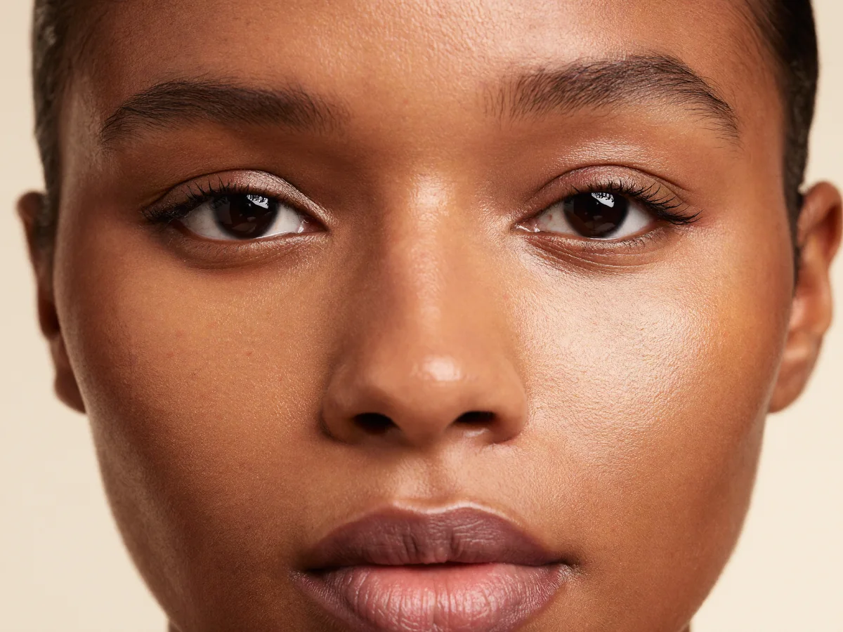 Primer plano de una mirada con el contorno de ojos luminoso, tratamiento de ojeras en Lum Clinic Sant Cugat