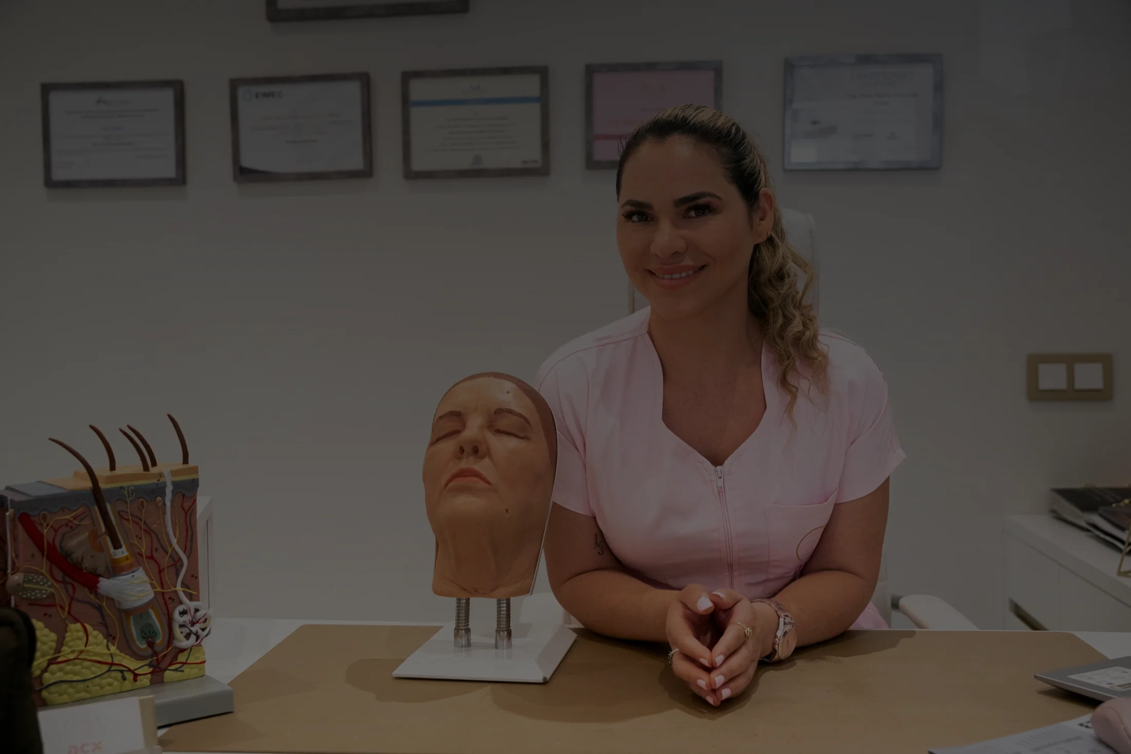 La Dra. Ana María Mancilla en consulta en Lum Clinic